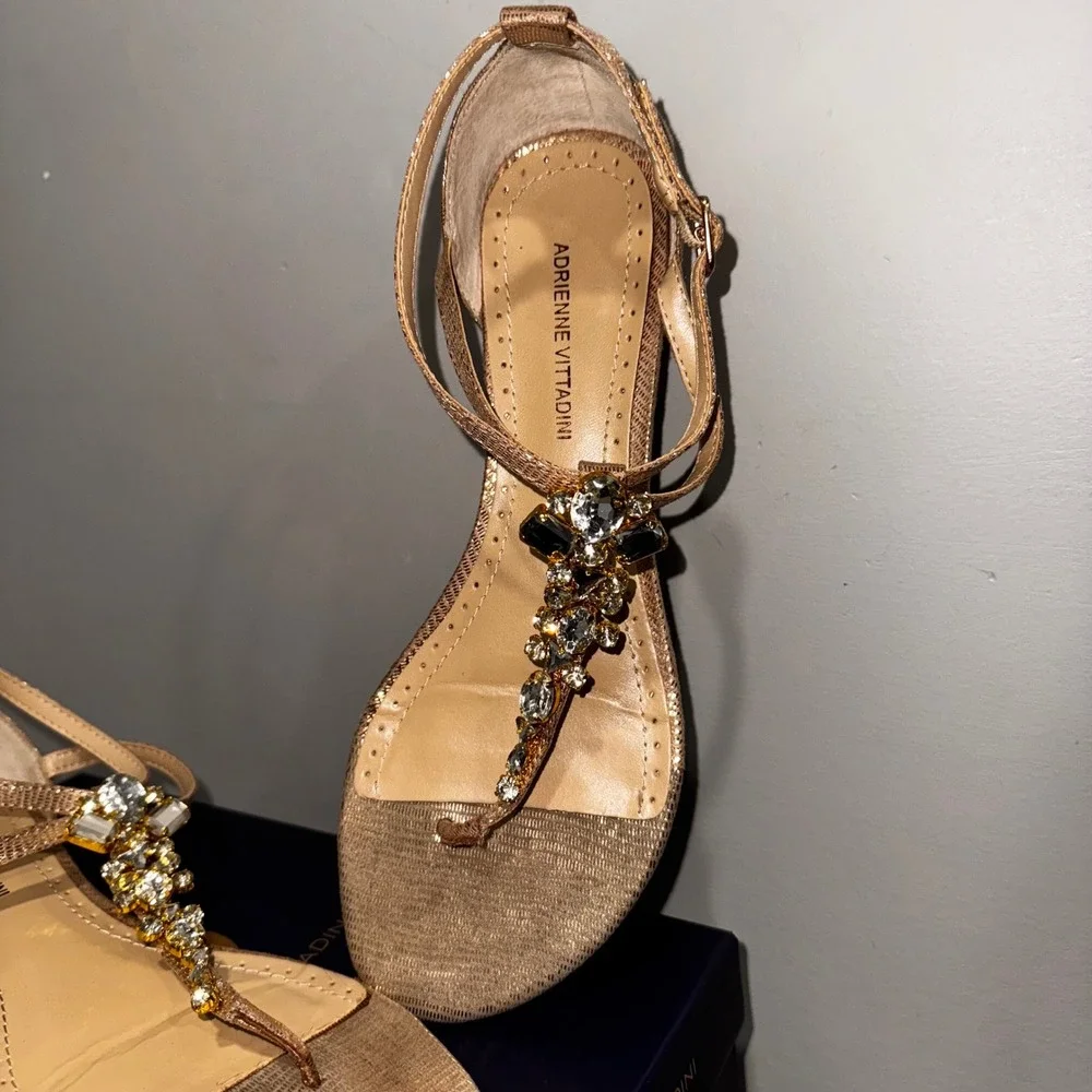 Adrienne Vittadini Shimmer Lizard Print Jeweled Thong Wedge Sandals 7.5 w‎ box